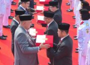 Rudy Susmanto Serahkan Bendera Merah Putih ke 40 Kecamatan se-Kabupaten Bogor